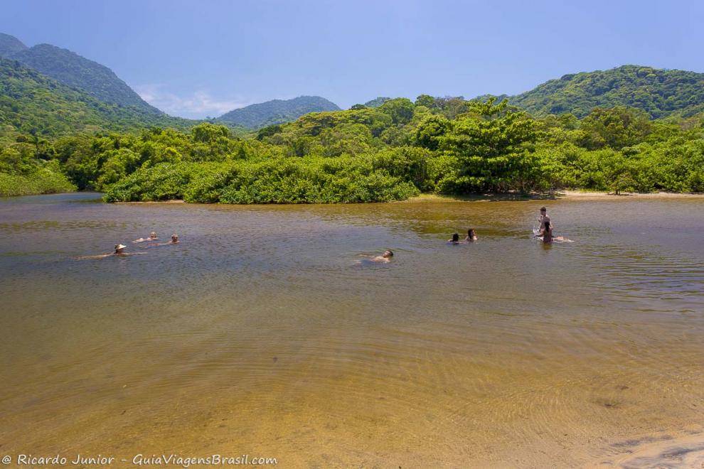 Imagem de pessoas na piscina natural da Praia de Camburi.